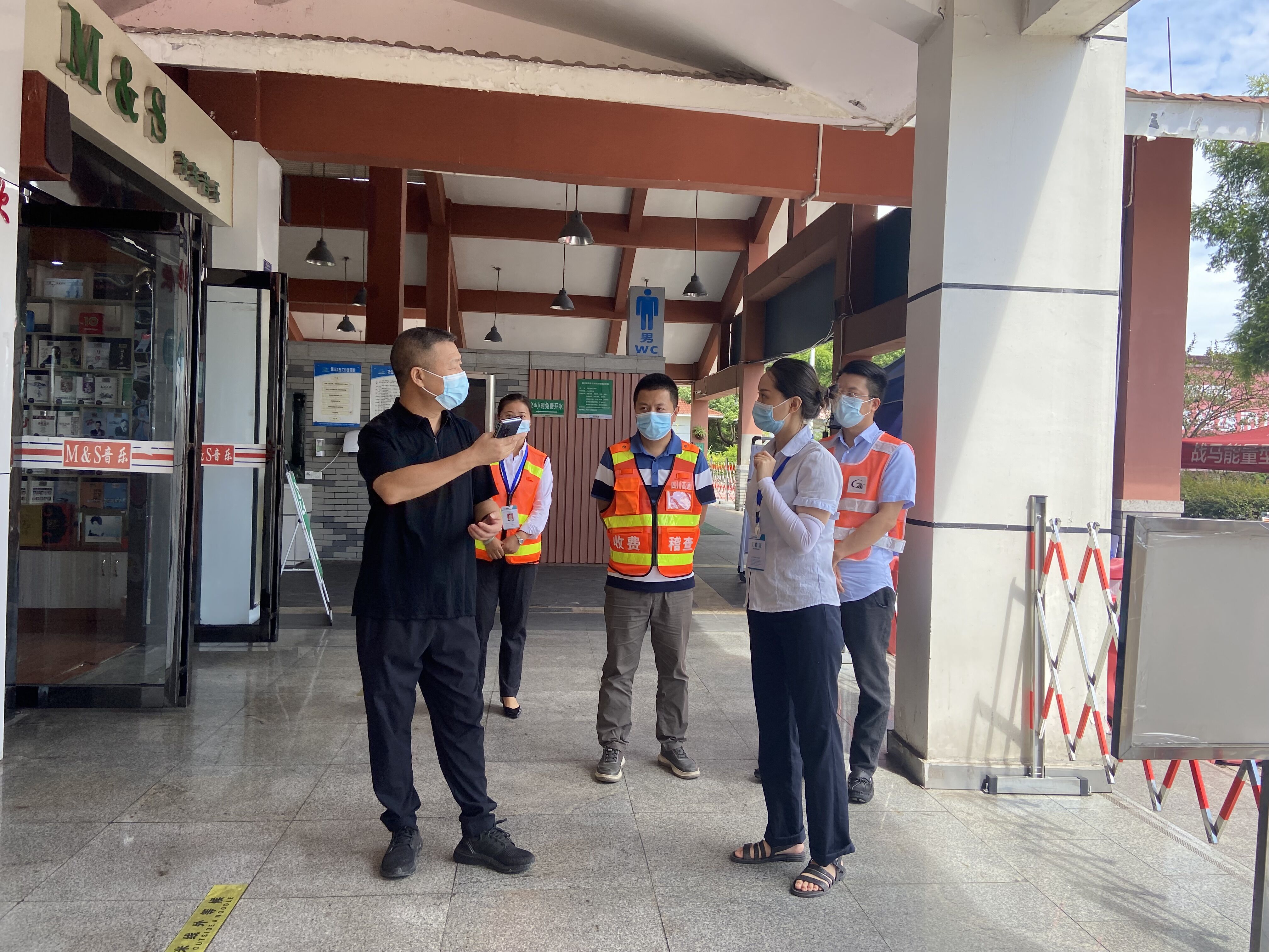 2022.9.5 楊敏 成仁分公司黨委書記、總經(jīng)理鮮思靜一行檢查成仁高速文宮服務(wù)區(qū)疫情防控工作2.jpg