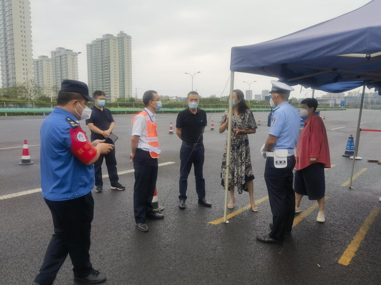 9月9日，成都市錦江區(qū)住房建設(shè)和交通運(yùn)輸局一行到成仁高速成都收費(fèi)站督導(dǎo)防疫工作，成都收費(fèi)站、柳江街道辦、交警三分局相關(guān)負(fù)責(zé)人陪同。.png