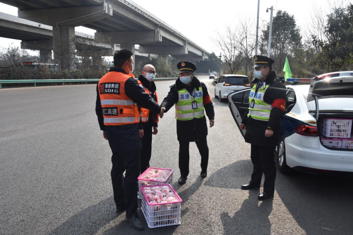 交通執(zhí)法第四支隊到成仁高速開展春節(jié)“送溫暖”慰問活動.png